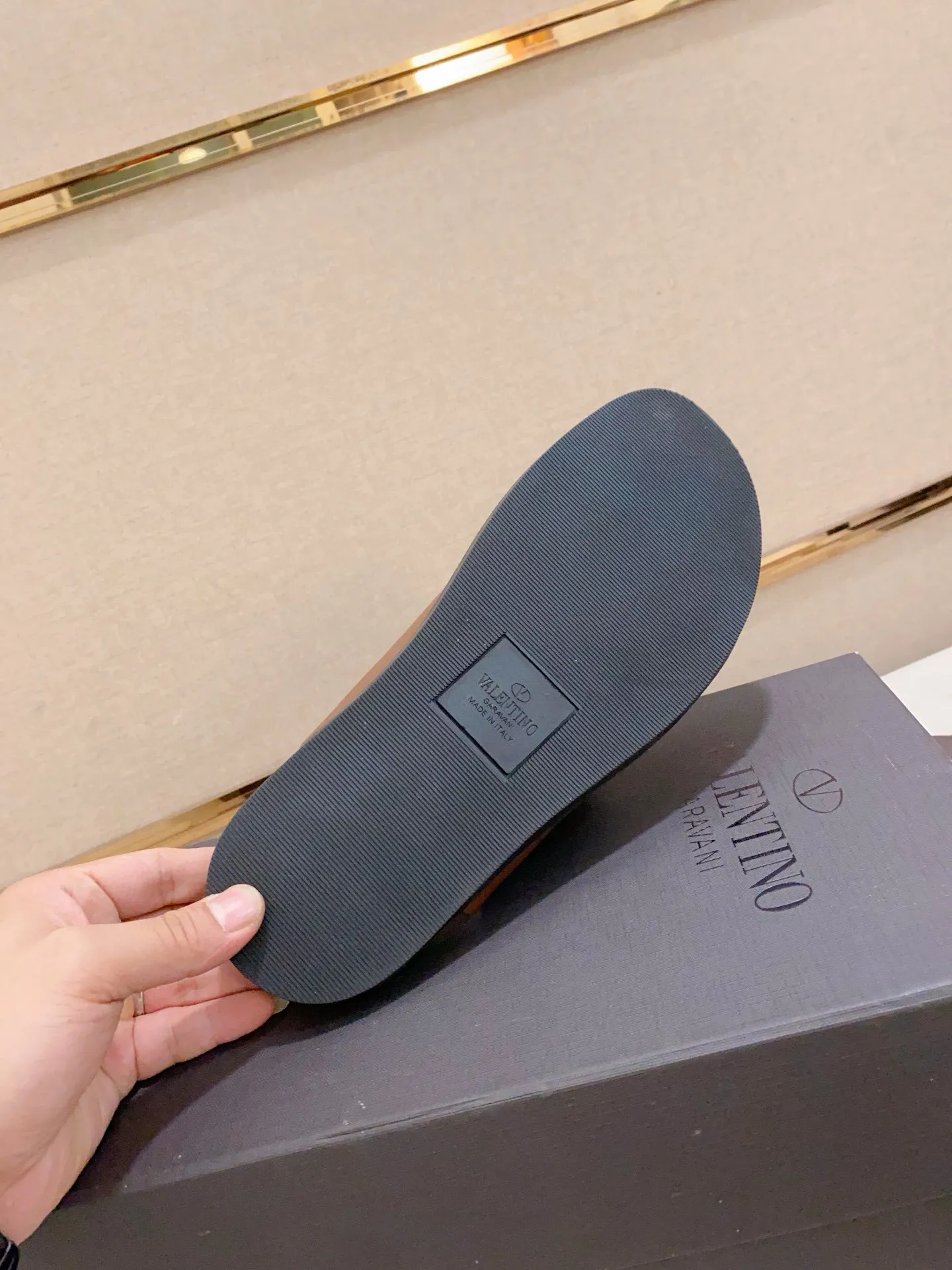 Men's shoes💰: 440💰[Valentino] New men's boutique slippers, counter quality, classic plaid, the actual workmanship is quite complex🔰The uppers are made of imported fabrics➕🐑Sheepskin lining, which tests the craftsman's craftsmanship➕original PU outsole. Size: 38-44 (45 can be customized, non-refundable)